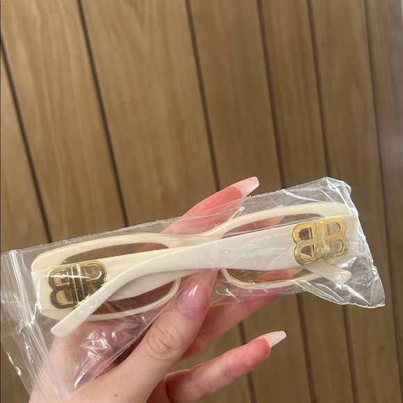 Cream sunglasses with gold accents - Picture 3 of 3